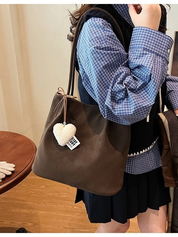 Women Vintage Suede Tote Bag Large Capacity Bucket Shoulder Bag With Plush Heart Charm Retro Commuter Handbag Solid Color