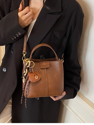 Borsa a Secchiello Retrò da Donna in Pelle PU Borsa a Tracolla Con Ciondolo a Orsetto Catena Decorazione Handbag Casual