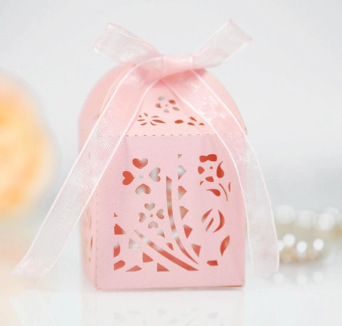 Boîtes à Dragées Découpe Laser Papier Perlé Creux Fleur Cœur Motif Boîte Cadeau Bonbons Avec Ruban Décoration Mariage