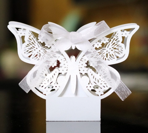 Laser Cut Butterfly Wedding Candy Box Heart Hollow Pearlescent Paper Gift Box With Satin Ribbon For Party Favor Chocolate Packaging