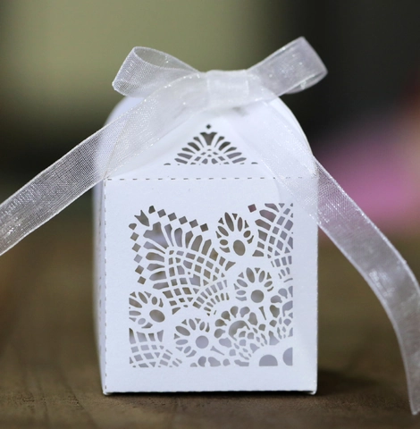 Scatola di Caramelle per Matrimonio Traforata a Laser in Stile Europeo Carta Perlata Con Nastro Elegante Confezione Regalo
