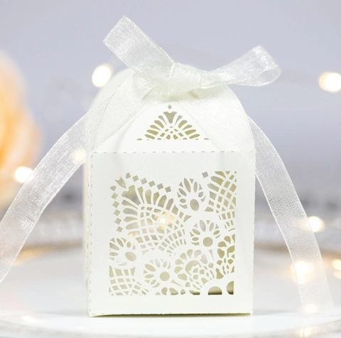 Scatola di Caramelle per Matrimonio Traforata a Laser in Stile Europeo Carta Perlata Con Nastro Elegante Confezione Regalo