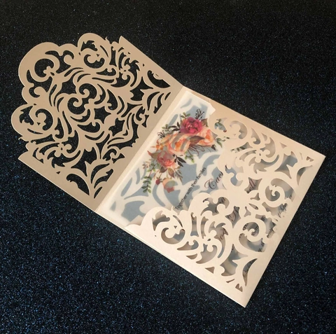 Biglietti d'Invito per Matrimonio Europei Intagliati a Laser Con Buste Carta Perlata Design a Vite Floreale Rosa Biglietti d'Auguri per Festa di Fidanzamento