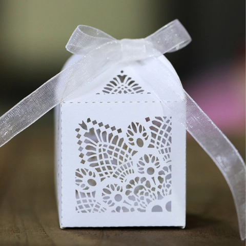 European Laser Cut Hollow Candy Boxes Floral Lace Pearlescent Paper Gift Box With Ribbon For Wedding Party Banquet Celebration
