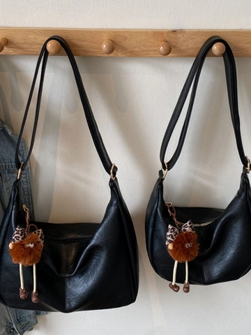 Sac Hobo en Cuir PU Vintage pour Femme Grand Sac à Bandoulière Forme Dumpling Avec Charme en Peluche Sac de Voyage