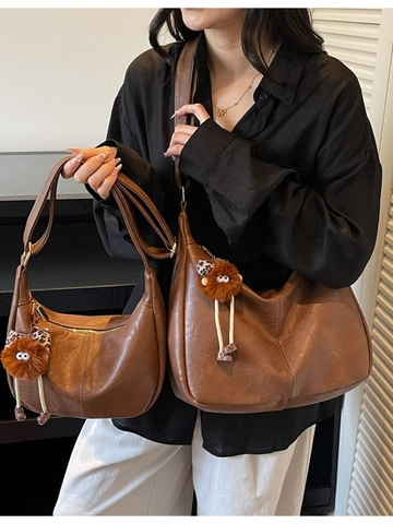 Sac Hobo en Cuir PU Vintage pour Femme Grand Sac à Bandoulière Forme Dumpling Avec Charme en Peluche Sac de Voyage