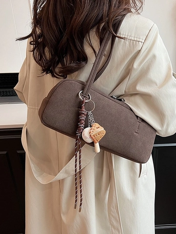 Sac Baguette Vintage en Daim Sous le Bras pour Femme Rétro Dépoli Sac à Épaule Avec Breloque Baseball Mode Décontracté Sac