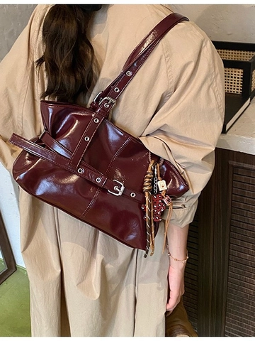 Sac à Épaule en Cuir PU Luisant de Grande Capacité pour Femmes Sac Cabas Plissé Vintage Sous le Bras Avec Pendentif Ours