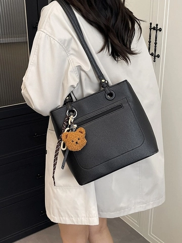 Borsa Tote da Donna in Pelle PU di Grande Capacità Texture Lychee Borsa a Spalla da Pendolare con Charm a Orso Versatile