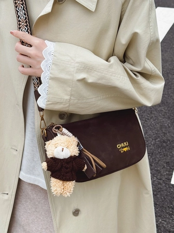 Sac Polochon Rétro en PU Givré pour Femme Décontracté Navette Sac Bandoulière Avec Large Sangle Géométrique et Porte-Clés Ours