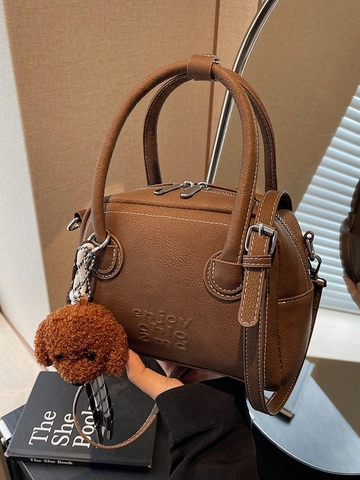 Bolso Boston de Cuero PU de Moda Casual para Mujer Bolso Bandolera de Nicho Pequeño Con Costuras en Contraste y Colgante de Perro de Peluche