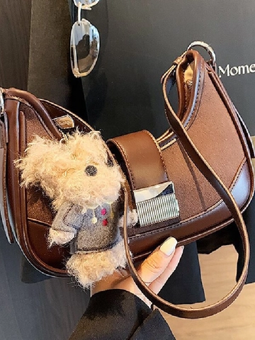 Sac à Épaule Hobo en Patchwork de Cuir PU et Suède Rétro pour Femmes Avec Charme de Chiot en Peluche Sac Bandoulière Demi-Lune