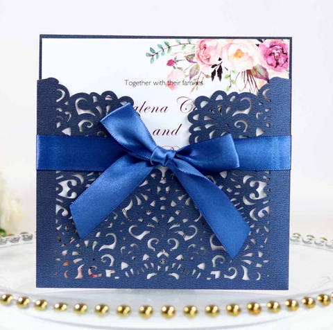 Europäisches Hochzeits Einladungskarten Set Mit Laserschnitt Blumen Innenseite Umschlag Und Schleife Elegantes Perlpapier