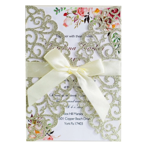 Set di Inviti di Matrimonio Taglio Laser Europeo Copertina Svuotata Luccicante Fiocco di Raso Card Interna Floreale Busta