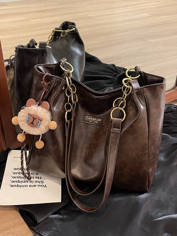 Große PU Leder Tragetasche Für Damen Retro Lässig Schultertasche Mit Metallkette Und Plüsch-Anhänger Pendler Arbeitstasche