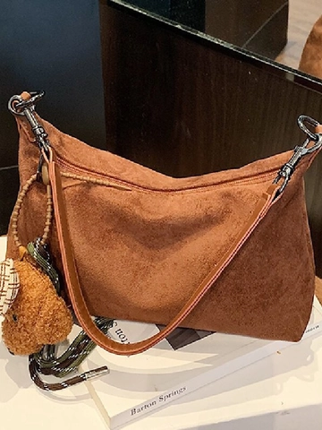 Sac à Épaule Vintage en PU Hobo pour Femme Grande Capacité Sac Bandoulière Versatile Décontracté Avec Pendentif Ours en Peluche