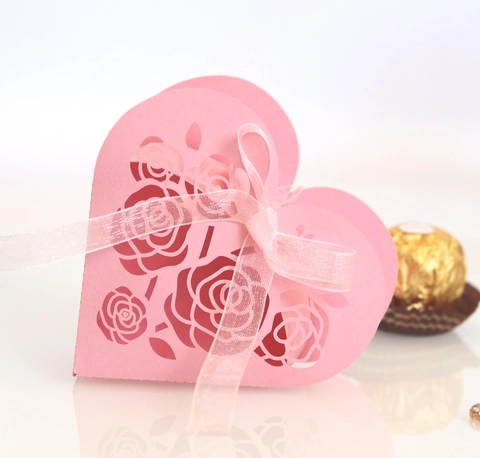 Herzförmige Hohle Laserschnitt Süßigkeitenbox Perlmuttpapier Geschenkbox Mit Band Rosenmuster Hochzeit Party Valentinstag