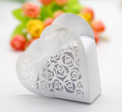 Hohl Herzform Süßigkeitenbox Laser Geschnitten Perlmuttpapier Hochzeit Party Geschenkbox Verpackung Mit Schleife