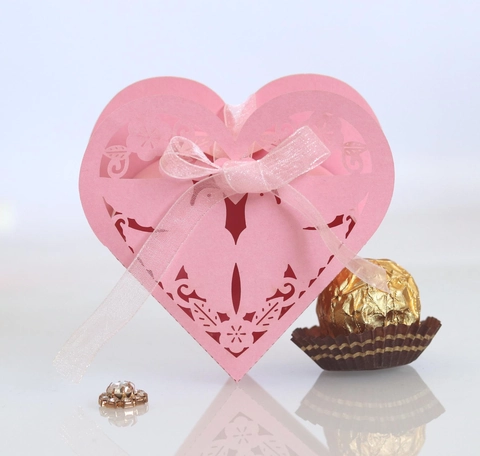 Scatola di Caramelle a Forma di Cuore Taglio Laser Floreale Intagliato Carta Perlata Matrimonio Festa Scatola Regalo Con Nastro