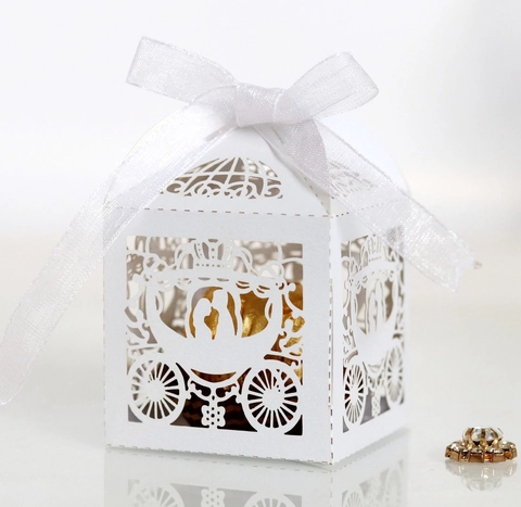 Laser Cut Candy Box European Carriage Hollow Gift Box Pearlescent Paper Chocolate Favor Boxes For Wedding Valentine Party
