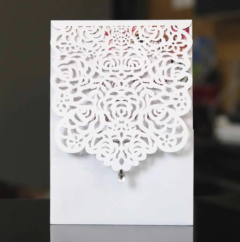 Inviti di Nozze con Taglio Laser a Rosa con Carta Perlata con Strass Invito a Pizzo Vuoto per la Festa di San Valentino