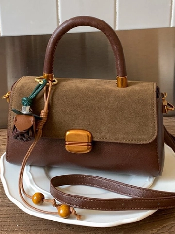 Sac à Épaule Carré en Cuir PU Vintage pour Femmes Sac Bandoulière Rétro avec Serrure Dorée et Pendentif Fleur Quotidien