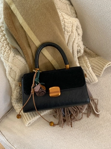 Sac à Épaule Carré en Cuir PU Vintage pour Femmes Sac Bandoulière Rétro avec Serrure Dorée et Pendentif Fleur Quotidien
