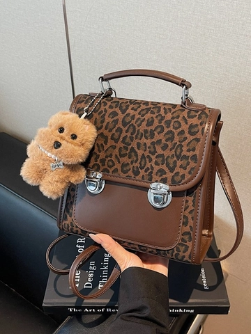 Sac à Dos Imprimé Léopard en Suède Sac Bandoulière Avec Pendentif en Peluche Mode Rétro Sac à Dos Scolaire Femme Voyage