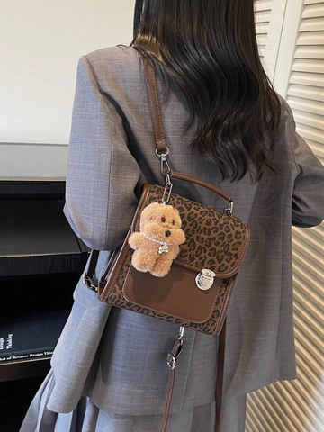 Sac à Dos Imprimé Léopard en Suède Sac Bandoulière Avec Pendentif en Peluche Mode Rétro Sac à Dos Scolaire Femme Voyage