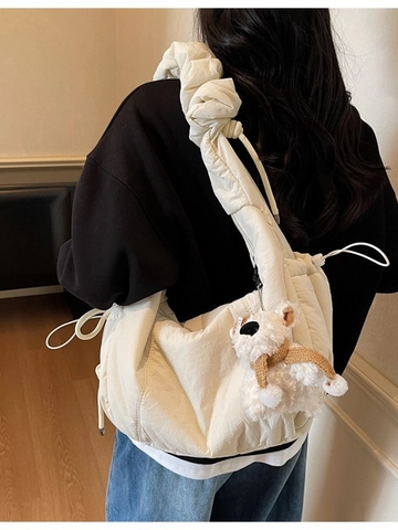 Damen Große Kapazität Gesteppte Stoff Puffer Tasche Plissierte Scrunchie Riemen Cloud Hobo Umhängetasche Lässige Crossbody Tasche Mit Plüsch Anhänger