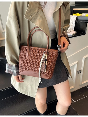 Borsa a Secchiello Retro Design a Trama Intrecciata per Donna Borsa a Tracolla in Pelle PU Trapuntata Con Ciondolo al Cioccolato Borsa Daily Trendy