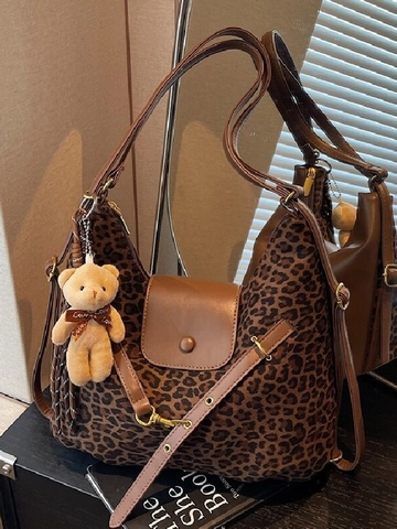 Borsa Tote in Camoscio con Stampa Leopardata ad Ampia Capacità per Donna Borsa a Tracolla Retrò con Ciondolo Orsetto