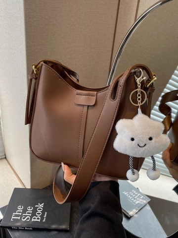 Bolso de Cubo de Cuero PU Retro para Mujer Bolso de Hombro Minimalista Con Colgante de Nube de Felpa Bolso Bandolera Casual