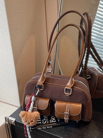 Sac Sous le Bras Vintage en Cuir PU Femmes Grande Capacité Sac Oreiller Bandoulière Avec Ours Pendentif Surpiqûres