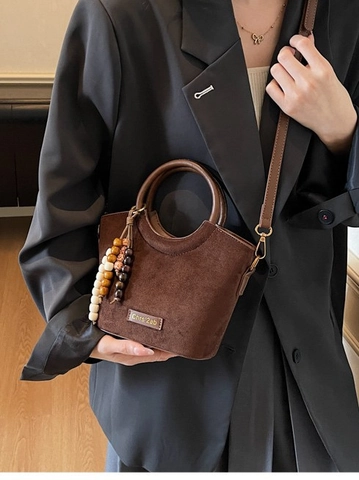 Vintage Damen PU Wildleder Textur Beuteltasche Mit Perlenanhänger Rundem Griff Umhängetasche Für Den Täglichen Weg Ins Büro