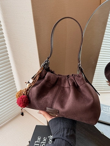 Borsa da Donna in PU Scamosciato Sotto l'Ascella Borsa a Tracolla Vintage Increspata Con Ciondolo a Palla di Pelo Moda Grande Secchiello