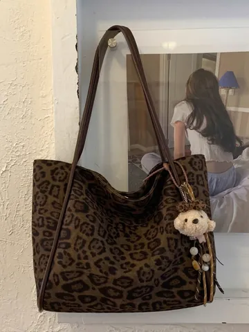 Sac Fourre-tout à Imprimé Léopard de Grande Capacité Femme en Cuir PU Bandoulière Avec Pendentif Ours en Peluche Sac à Main Rétro