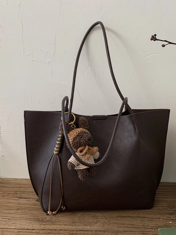 Women Large Capacity PU Leather Tote Bag British Retro Litchi Texture Shoulder Bag With Plush Bear Charm Minimalist Handbag