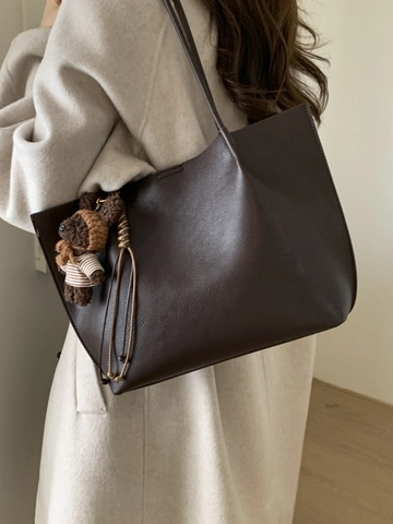 Women Large Capacity PU Leather Tote Bag British Retro Litchi Texture Shoulder Bag With Plush Bear Charm Minimalist Handbag