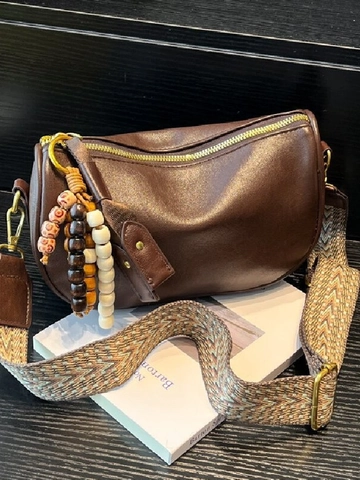 Borsa a Spalla Mezzaluna in Pelle PU Vintage per Donna Con Tracolla Larga in Maglia Geometrica e Ciondolo in Legno Moda