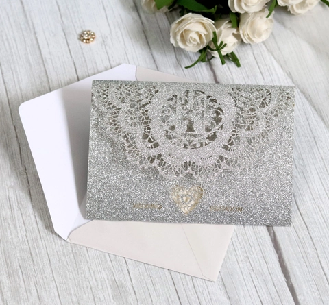 Inviti di Matrimonio in Carta Perlata Luccicante Taglio Laser Con Buste Biglietti Auguri Pizzo Cuore Cavo per Banchetto