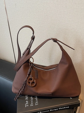 Sac Bandoulière Hobo en Cuir PU Rétro pour Femmes Grande Capacité Sac à Épaule Plissé Avec Pendentif Mode Trajet