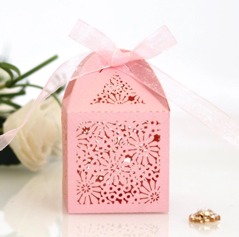 Scatola di Caramelle per Matrimonio Europea al Taglio Laser Fiore Carta Perlata Cava Romantica Con Nastro per Festa