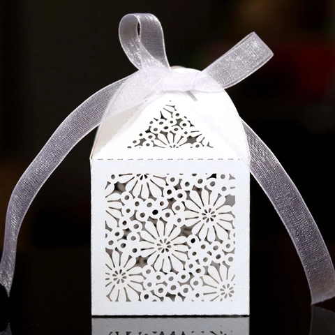 Scatola di Caramelle per Matrimonio Europea al Taglio Laser Fiore Carta Perlata Cava Romantica Con Nastro per Festa