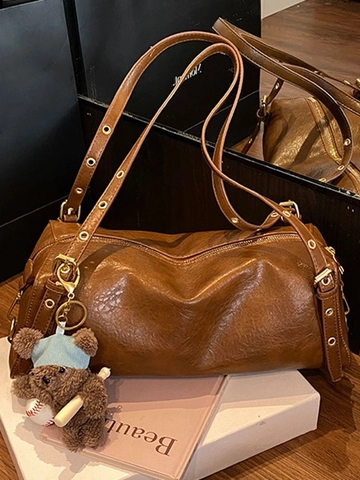 Sac Boston Vintage en Cuir PU pour Femmes Grande Capacité Retro Tote Sac à Bandoulière Avec Pendentif Ours et Oeillets Métalliques