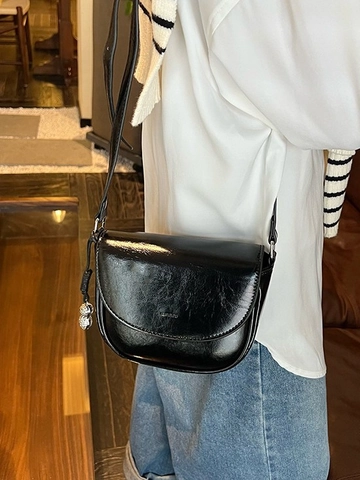 Minimalistische PU Leder Satteltasche Für Damen Mit Erdnuss Anhänger Trendige Hufeisen Klappe Umhängetasche Alltagstasche