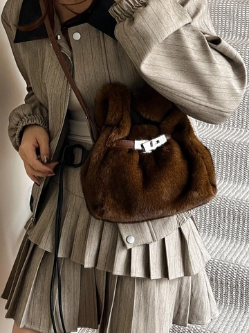 Elegante Borsa a Mano in Peluche di Ecopelliccia da Donna Con Elegante Chiusura a Girello in Metallo Borsa a Tracolla Morbida Autunno Inverno