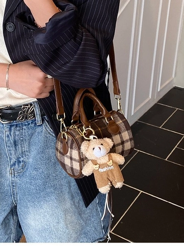 Mini Sac Boston à Carreaux Pour Femmes Petit Sac Bandoulière Forme Tonneau Avec Pendentif Ours Sac à Main Minimaliste
