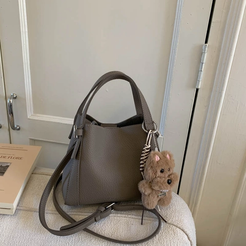 Women Retro Large Capacity Bucket Bag Minimalist PU Leather Lychee Pattern Shoulder Crossbody Tote Bag With Plush Pendant