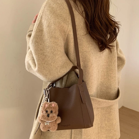 Women Retro Large Capacity Bucket Bag Minimalist PU Leather Lychee Pattern Shoulder Crossbody Tote Bag With Plush Pendant
